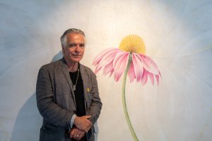 Alfred Bast: vor dem Echinacea Bild, Foto: Josef Steiner