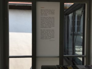 Fensterseite: Foliengalerie, Text, Foto: KUNST KLOSTER