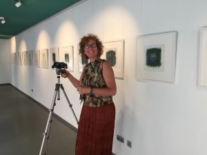 Renata Keller, vor Echinacea-Werkgruppe, Foto: KUNST KLOSTER